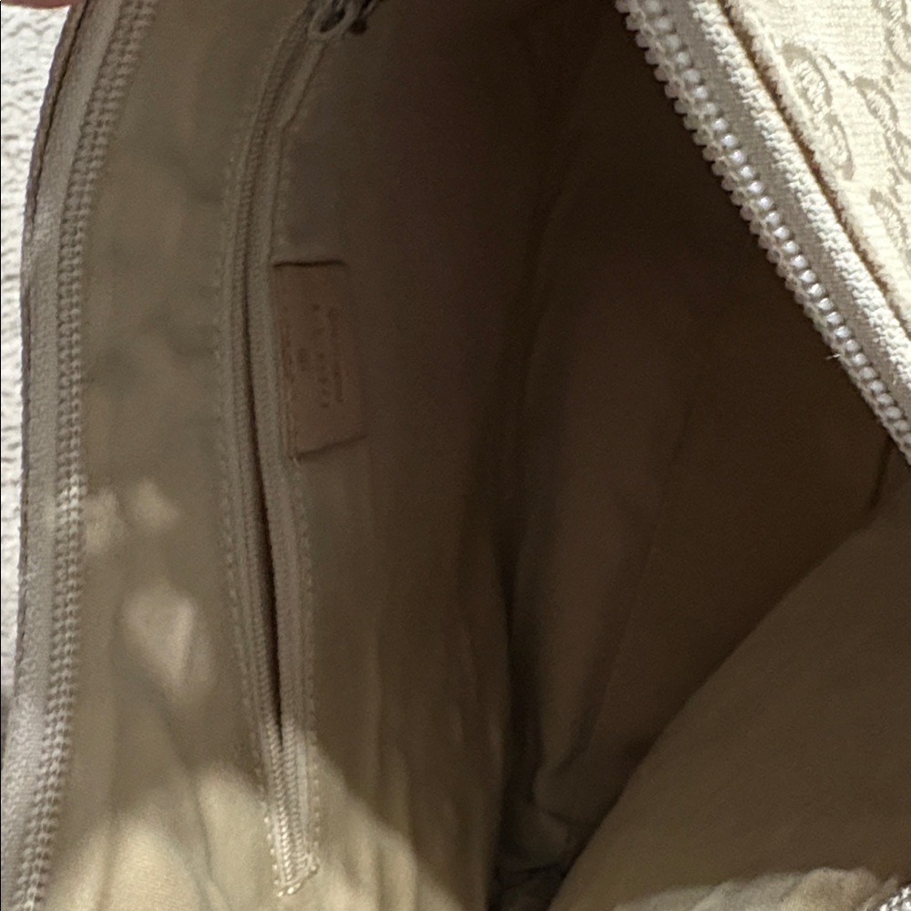 Gucci Beige Monogram Shoulder Bag - Picture 9 of 10